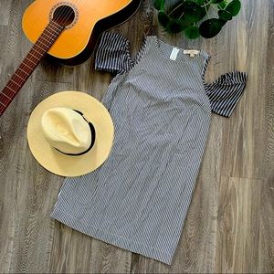 Ann Taylor LOFT peekaboo shoulder short sleeve dress. Size 2 petites.